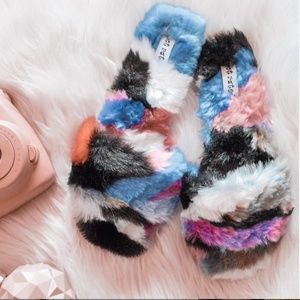 NWT 🐰Fuzzy rainbow slides/slippers 🌈